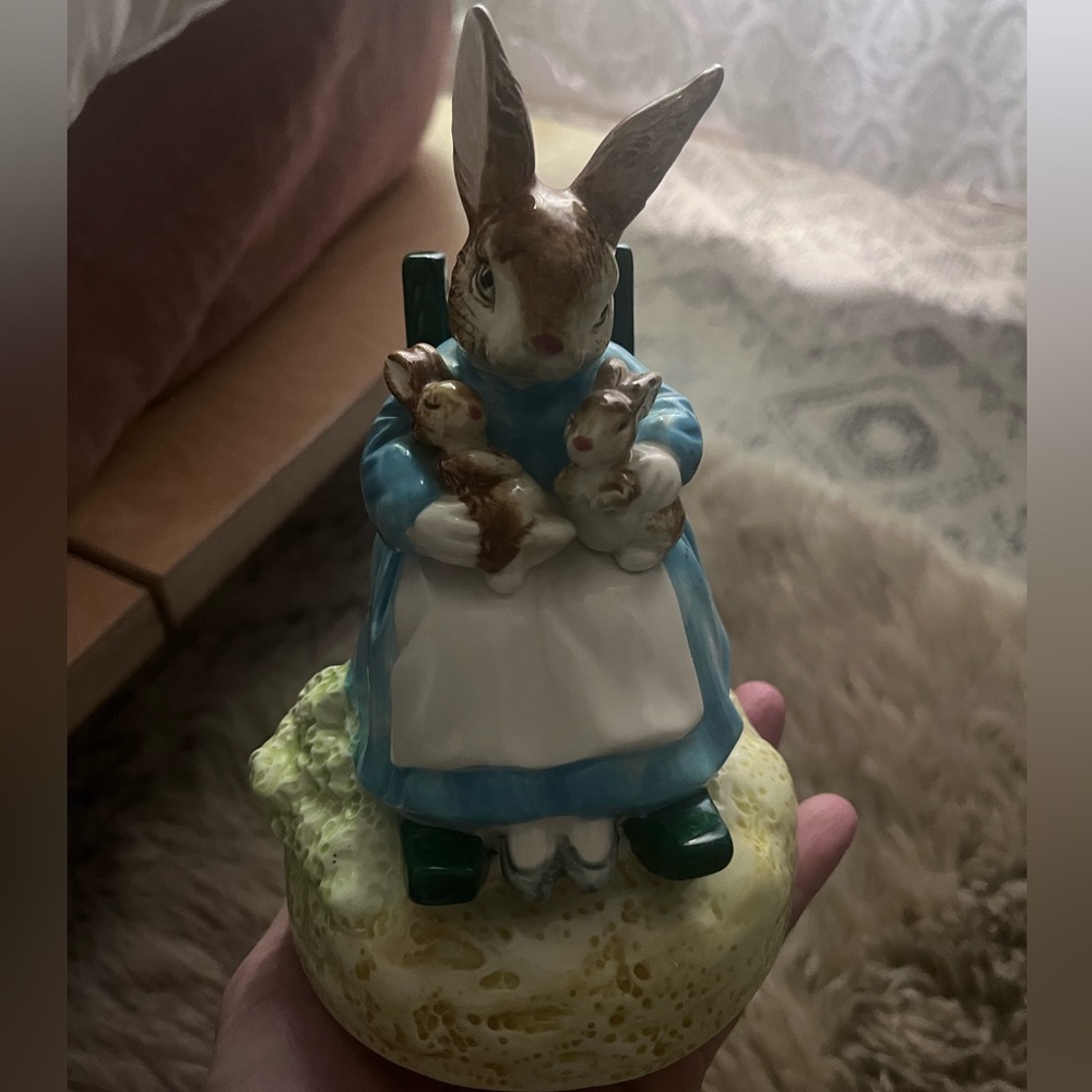 BRAHMS’ LULLABY PORCELAIN MRS RABBIT BEATRIX POTTER
